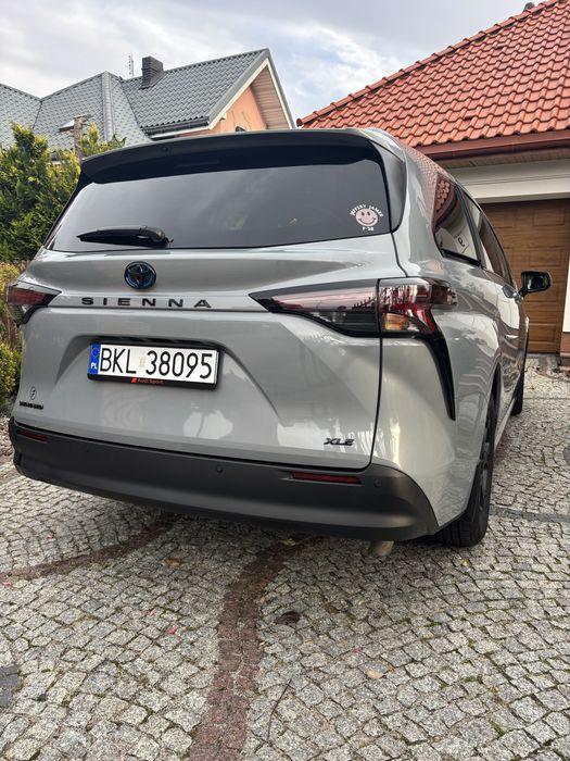 Toyota Sienna Van deLuxe
