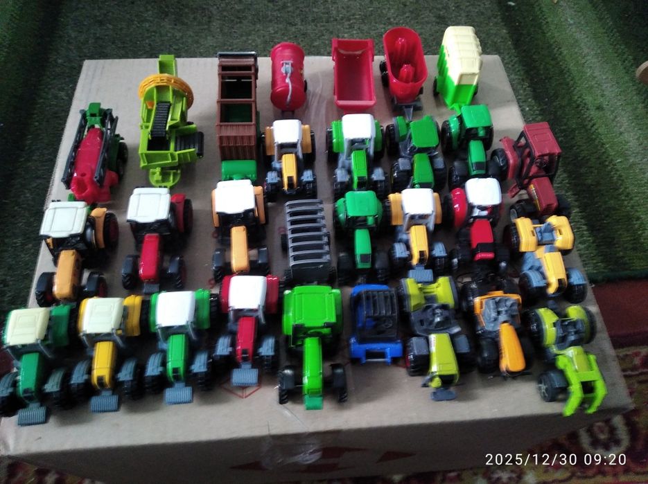 Моделі тракторів та інших 1:64,1:87,1:50.