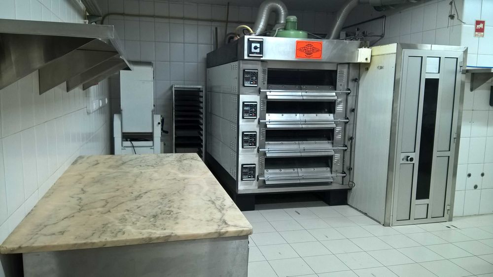 Mobília, equipamentos e ferramentas de hotelaria e restauração.