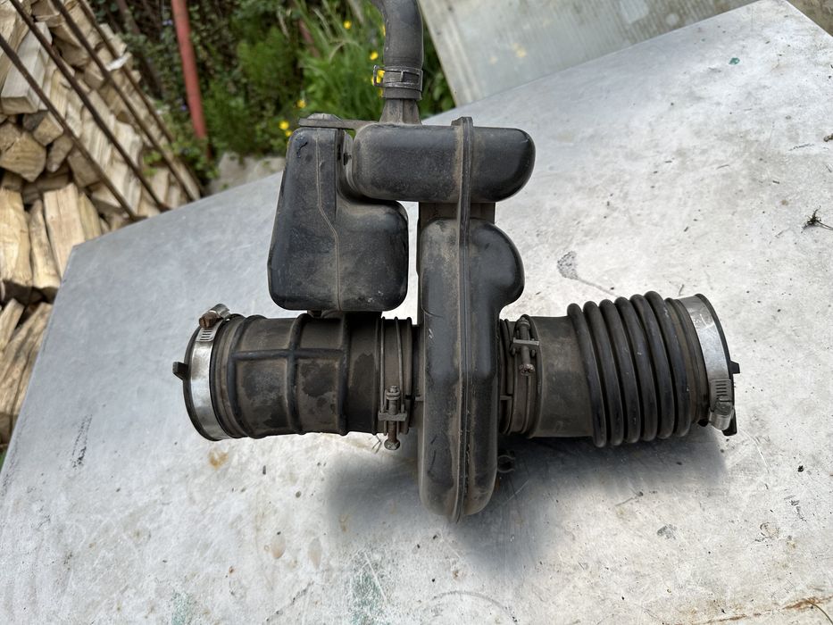 Патрубок повітряного фільтра Nissan Murano 3.5i 24v Z50 Мурано 9Y504