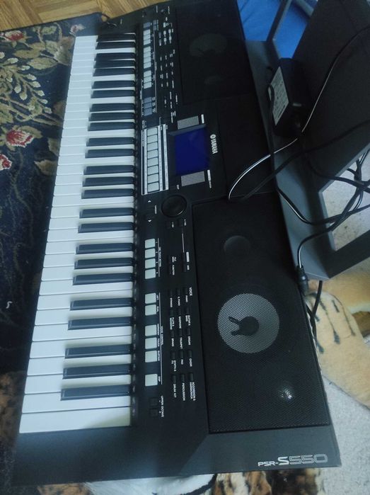 Синтезатор Yamaha PSR- S550 новый полный комплект