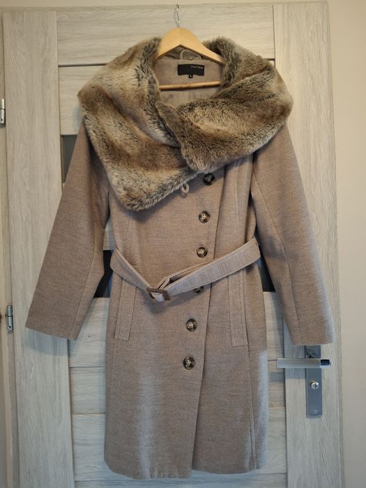 Płaszcz damski z futrzanym kołnierzem L