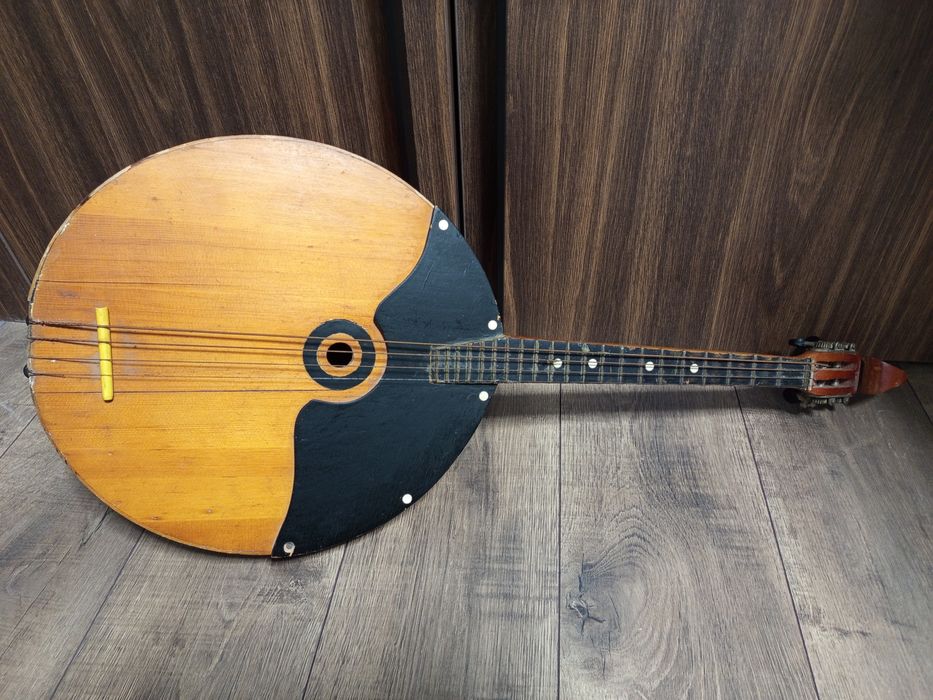 Домра чотири струни