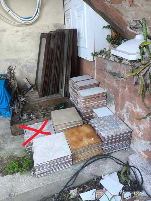 Lote de sobras de cerâmica e azulejos – vários modelos