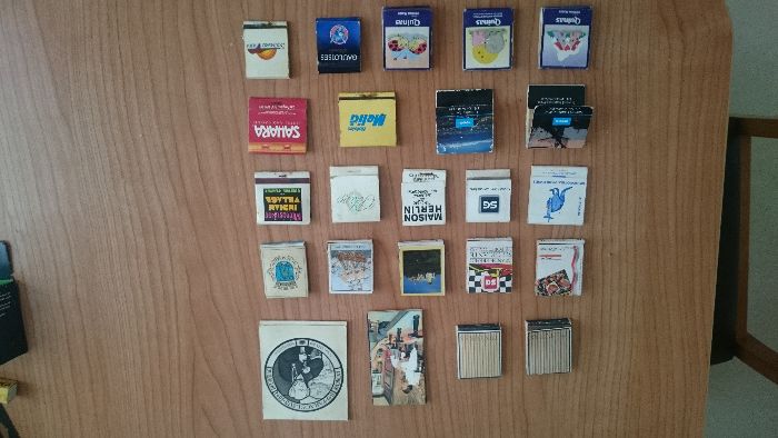 Várias carteiras e caixas de fósforos antigas