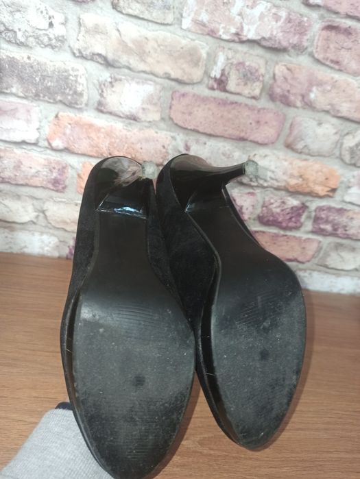 Czarne  zamszowe szpilki czółenka na koturnie 38