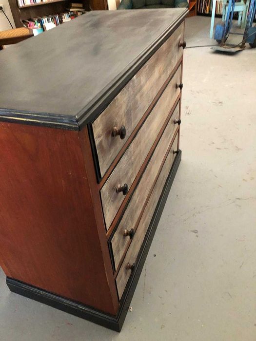 Cómoda em madeira e pintrura manual, decapé, muito bom estado.