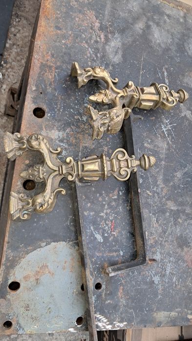 Duas peças antigas em latão, denominadas de Andirons, para lareira.