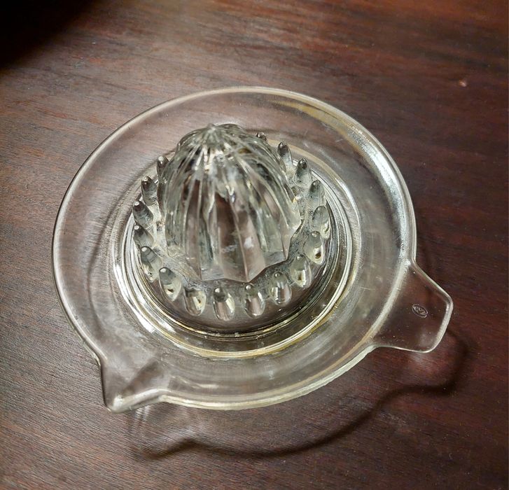 Espremedor de citrinos em vidro antigo