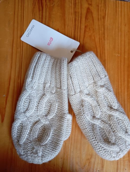 Для дівчинки рукавички Mango та шапочка