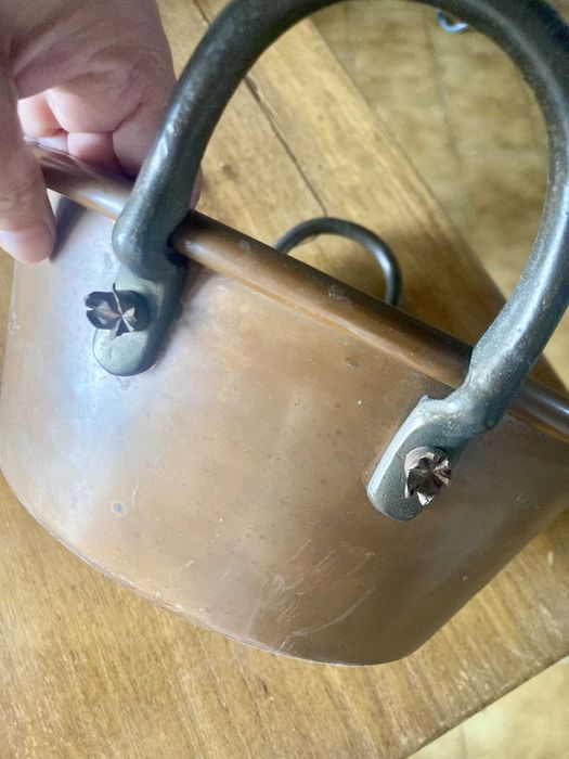 tacho de formato arredondado em cobre autêntico