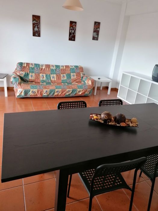 Quarto individual  junto á  Faculdade de Economia na Av. Dias da Silva, próximo do ISMT e Polo I