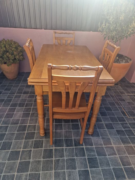 Mesa e 4 cadeiras em madeira