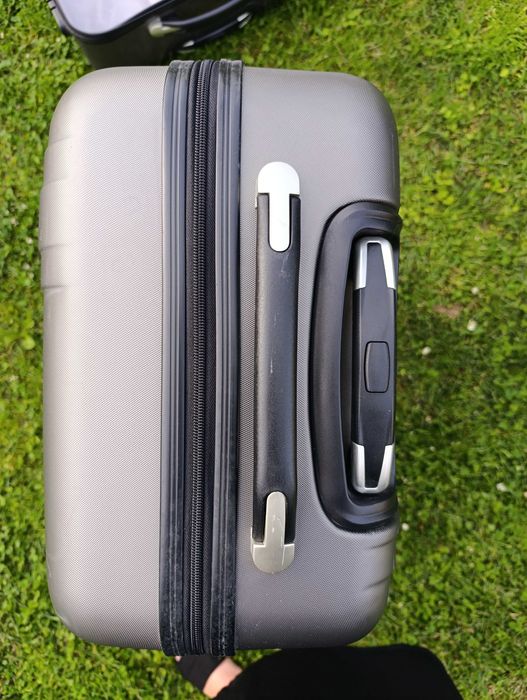 Walizka średnia podwójne kółka