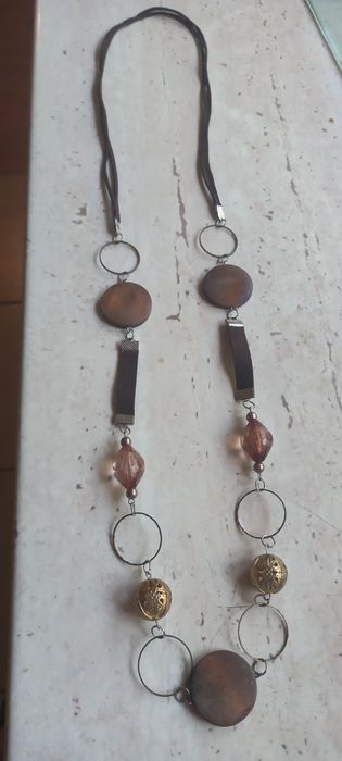 Długi naszyjnik drewno metal