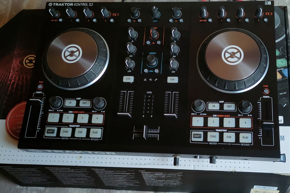 Native Instruments Traktor kontrol S2 DJ Controller