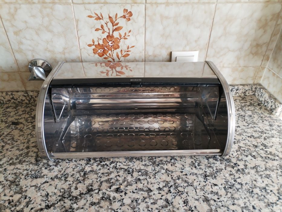 Caixa para Pão BRABANTIA Brilliant Steel Roll Top. Caixa de pão de aço com tampa deslizante. Medidas: 44 de largura, 25 de profundidade e 17 de altura