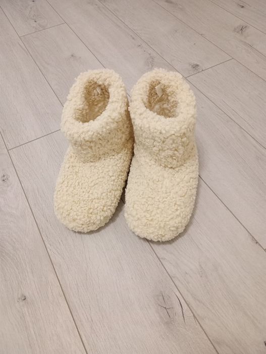 Ciepłe kapcie domowe, bambosze,buty zimowe, łapcie, beżowe NewYorker