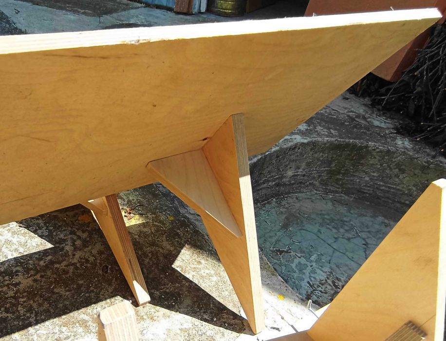 Полички з 12 мм фанери. 4 великі, 2 малі.