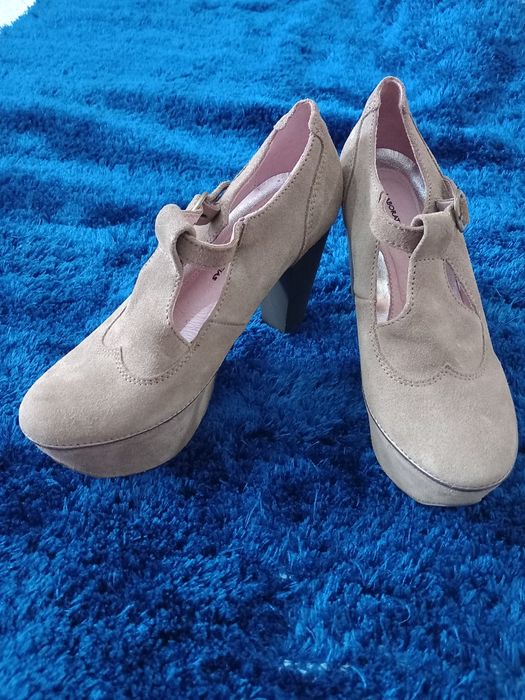 Sapatos beges de pele de salto alto com compensação