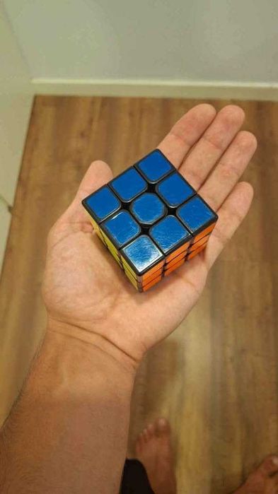 Cubo Mágico 3x3- ideal para treino(Em bom estado)- Preço negociavel