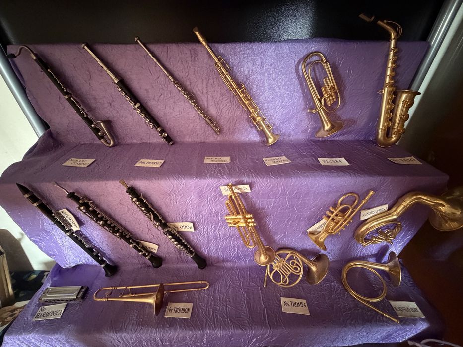 Vitrine com 45 miniaturas de instrumentos musicais