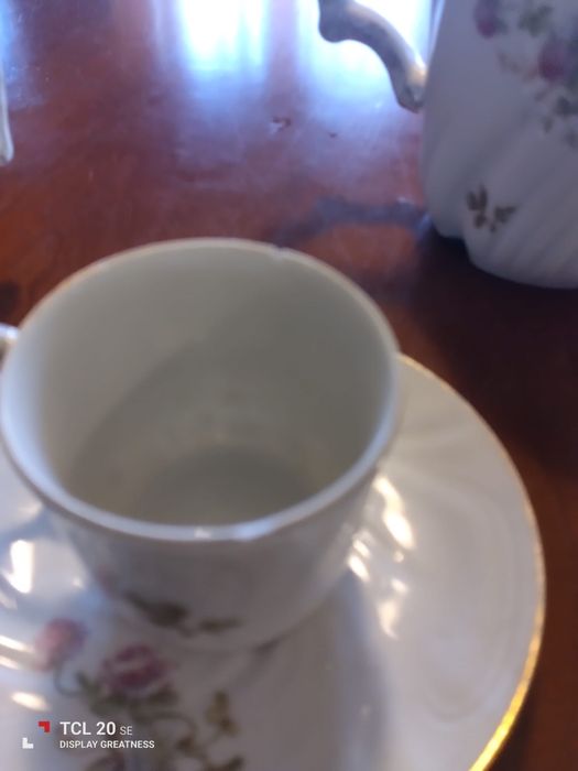 Conjunto de quatro chávenas com pires, bule e leiteira