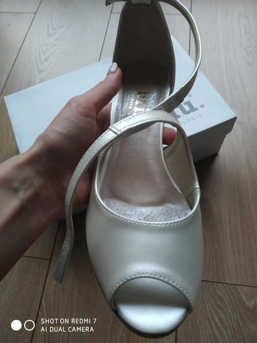 Perłowe buty ślubne marki Brilu r. 39 - stan bardzo dobry