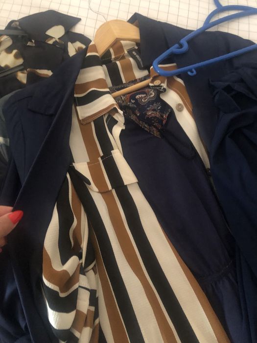 Vários vestidos e macacões
