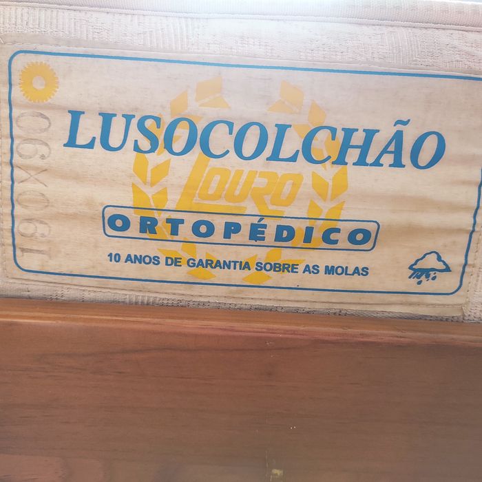 Cama solteiro em pinho mel com colchão