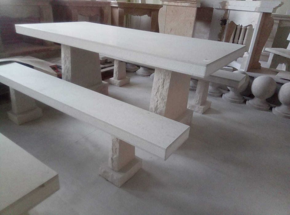 Mesa em pedra calcário branco