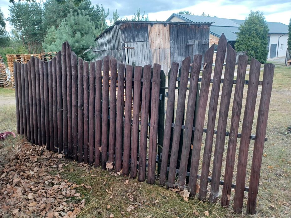 Metalowe przęsła ogrodzeniowe i brama drewniana