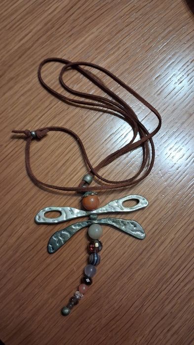 Wisior  ważka na rzemyku