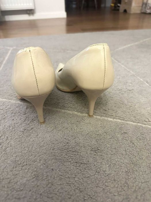 Ecru/ kremowe szpilki r. 39