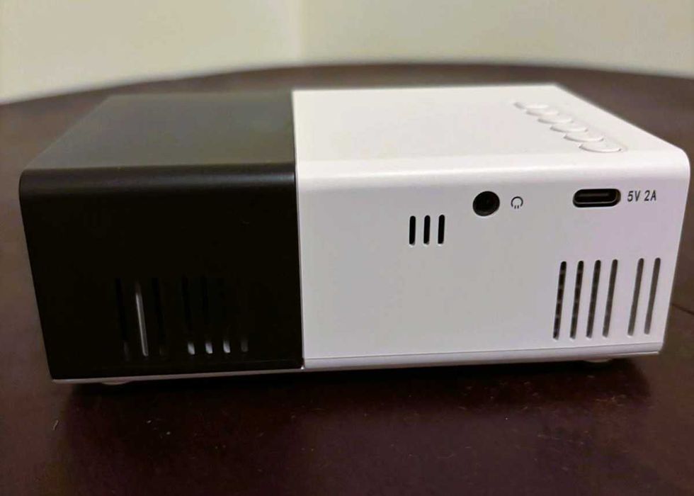 Mini Projetor Brilvibera 1080p com Alto Falantes Embutidos