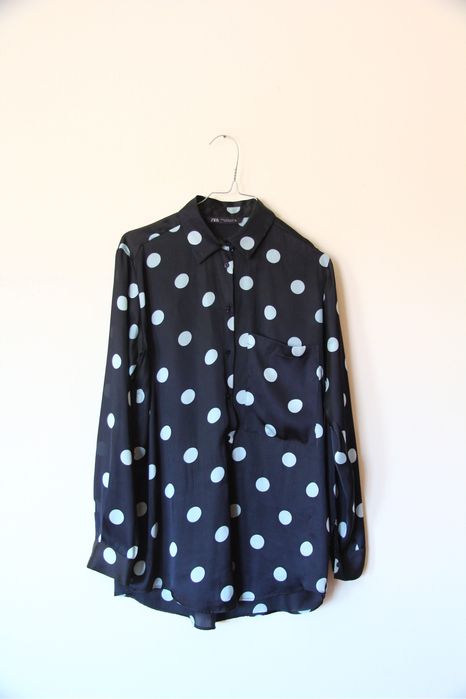 Camisa preta com bolinhas azuis da Zara XS