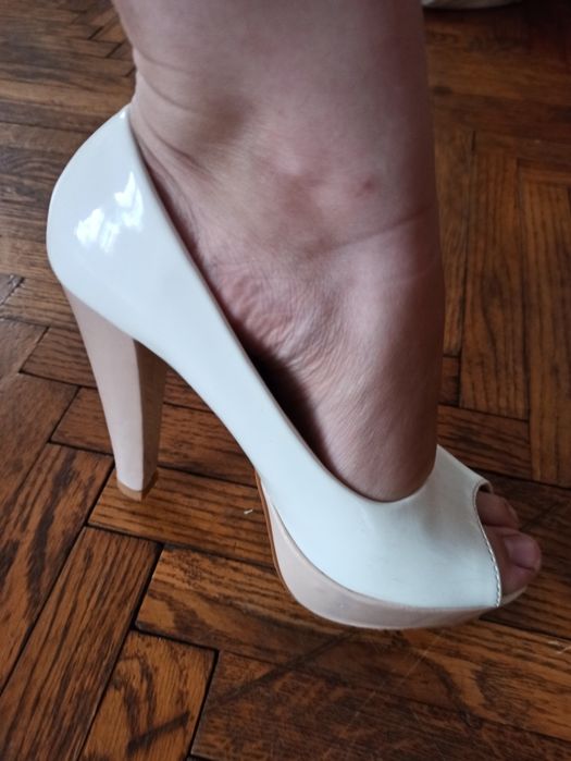 Лакові босоніжки білі ,лабутени , туфлі/37