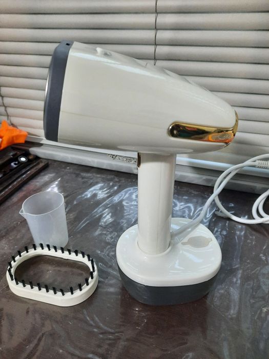 Ferro de engomar vertical a vapor