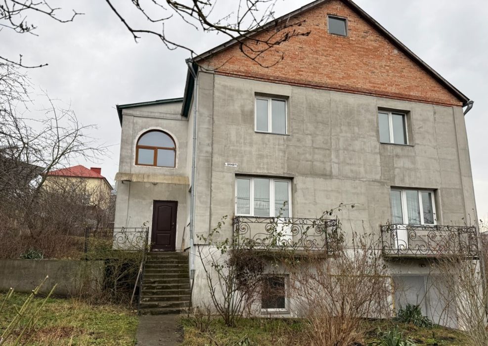 Будинок Південно-Захід є всі комунікації, поряд ставок.ТОРГ 37903