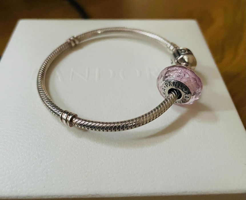 Bransoletkę Pandora z różowym charmsem