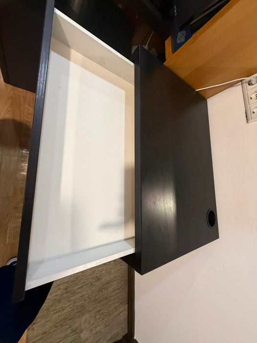 Mesa quadrada pequena com gaveta