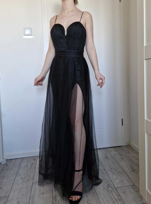 Niepowtarzalna czarna sukienka marki Inspiracja