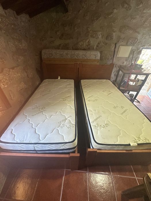 2 estruturas de cama de solteiro e 2 colchões