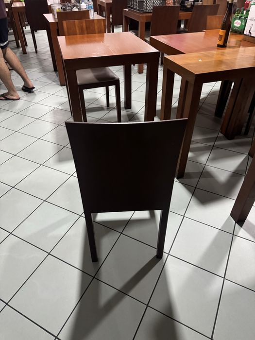 Cadeiras e mesas restaurante ou café