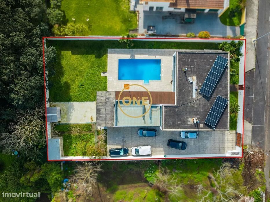 Moradia V5 com Vista Mar e Piscina em São Roque - Ponta Delgada.