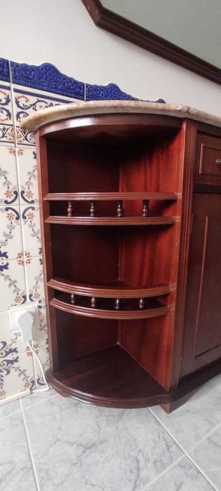 Móvel em madeira de mogno