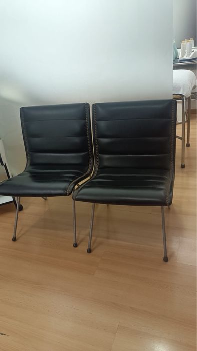 Cadeiras pretas corfortaveis