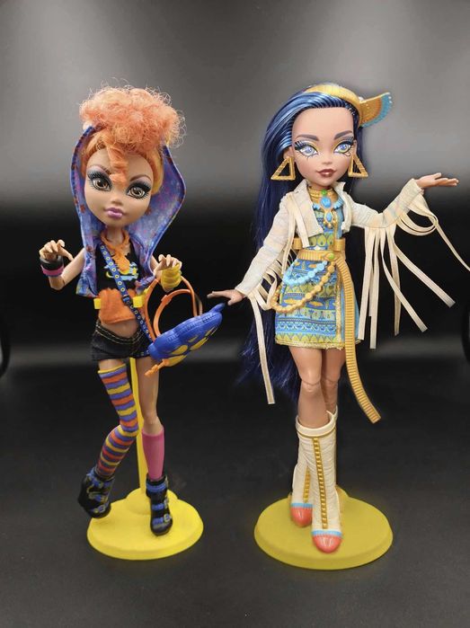 Stojak żółty dla lalek monster high