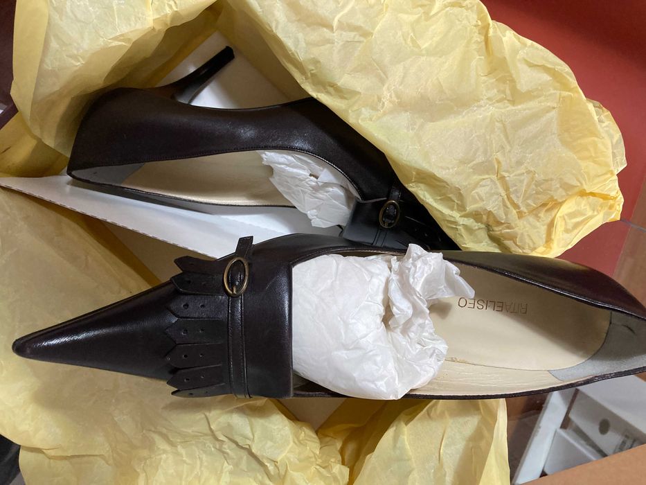 Pele castanho escuro. Novos na caixa.