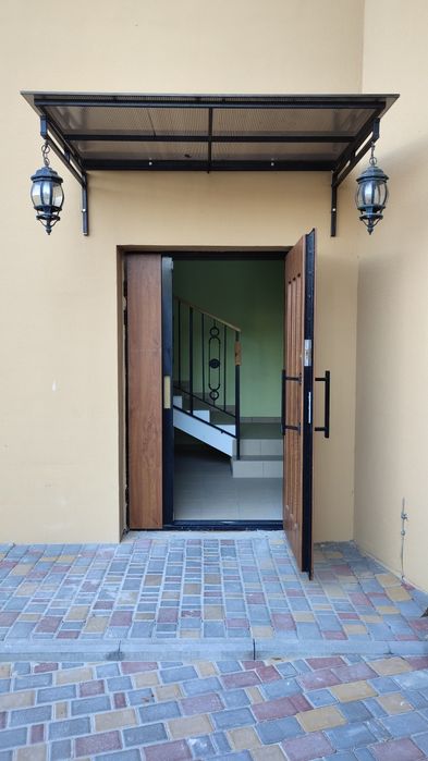 Квартира-студія із балконом у новому будинку у центрі міста